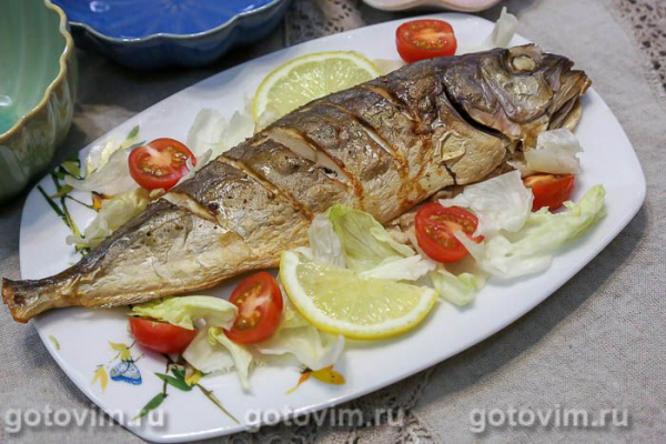 Лакедра (желтохвост), запеченная в лодочках из пергамента