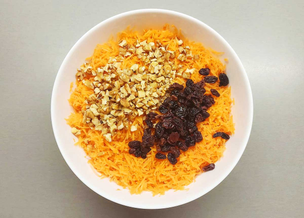 Салат из моркови с изюмом и орехами