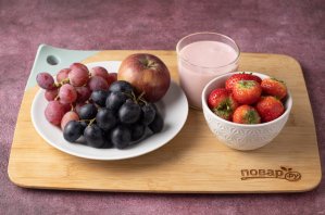 Фруктовый салат с клубникой и виноградом Фруктовый салат с клубникой и виноградом