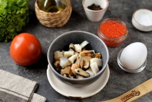 Салат с морепродуктами и красной икрой Салат с морепродуктами и красной икрой