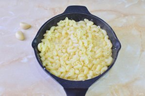 Макароны в сливочном соусе с чесноком Макароны в сливочном соусе с чесноком