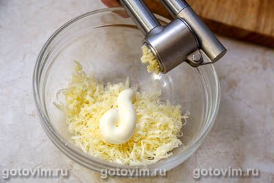 Рулетики из свиного языка с сыром и чесноком