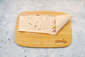 Треугольники из лаваша с начинкой из сыра и колбасы Треугольники из лаваша с начинкой из сыра и колбасы