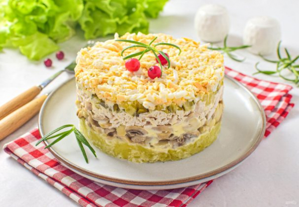 Салат "Дубок" с курицей и шампиньонами Салат "Дубок" с курицей и шампиньонами