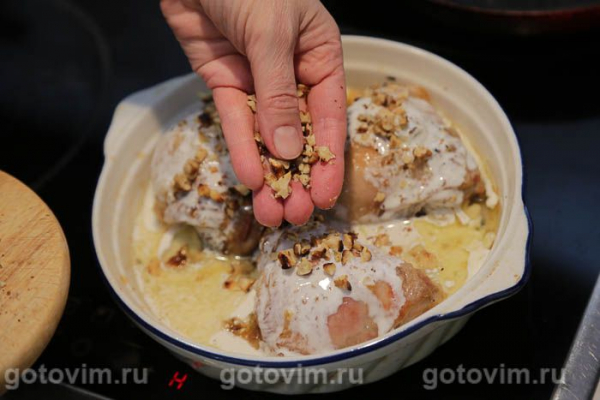 Куриные бедра с сырным соусом горгонзола и грецкими орехами Куриные бедра с сырным соусом горгонзола и грецкими орехами