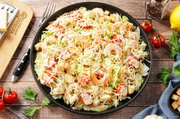 Салат "Цезарь" с креветками классический простой