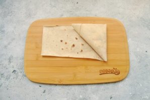 Треугольники из лаваша с начинкой из сыра и колбасы Треугольники из лаваша с начинкой из сыра и колбасы