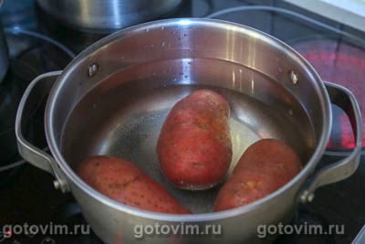 Картофель с сырным маслом, завернутый в бекон