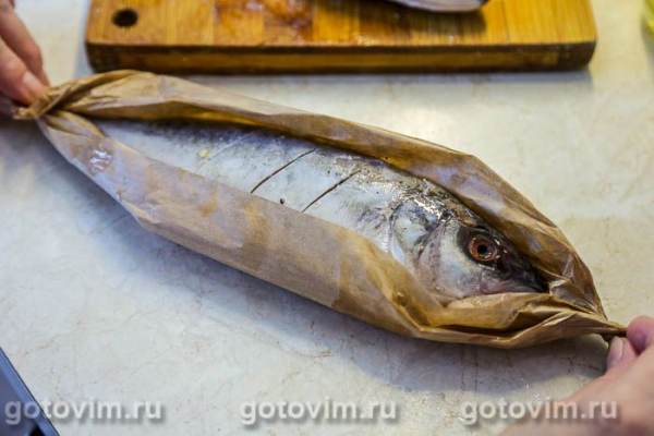 Лакедра (желтохвост), запеченная в лодочках из пергамента