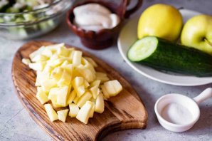 Салат с кальмаром, яблоком и огурцом Салат с кальмаром, яблоком и огурцом