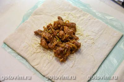 Слойки со свининой, кабачками и сыром Слойки со свининой, кабачками и сыром