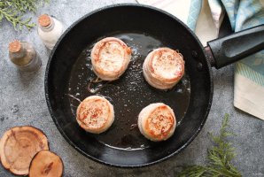 Медальоны в беконе Медальоны в беконе