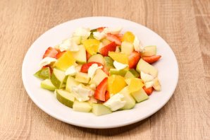 Фруктовый салат с мягким сыром Фруктовый салат с мягким сыром