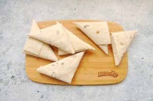 Треугольники из лаваша с начинкой из сыра и колбасы Треугольники из лаваша с начинкой из сыра и колбасы