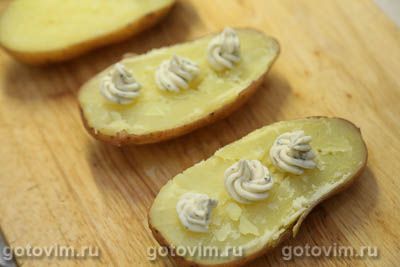 Картофель с сырным маслом, завернутый в бекон