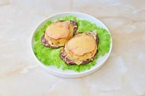 Телятина в духовке с ананасами Телятина в духовке с ананасами