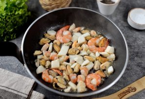 Салат с морепродуктами и красной икрой Салат с морепродуктами и красной икрой