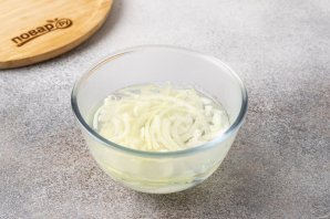 Салат со свеклой и маринованным луком Салат со свеклой и маринованным луком