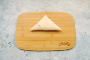 Треугольники из лаваша с начинкой из сыра и колбасы Треугольники из лаваша с начинкой из сыра и колбасы