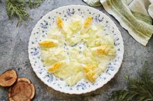 Салат из копченой сельди с сыром Салат из копченой сельди с сыром