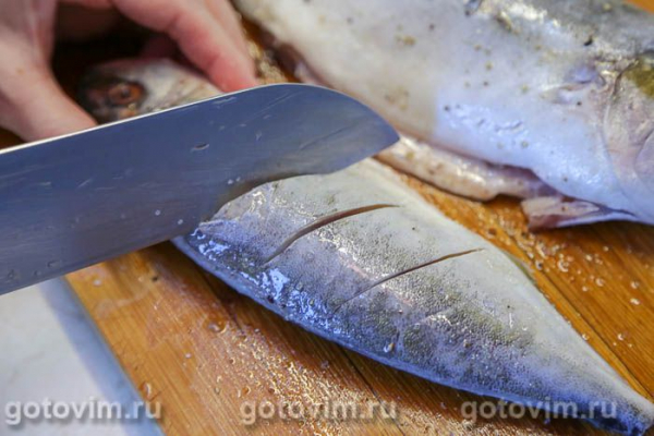 Лакедра (желтохвост), запеченная в лодочках из пергамента