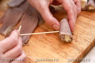 Рулетики из свиного языка с сыром и чесноком