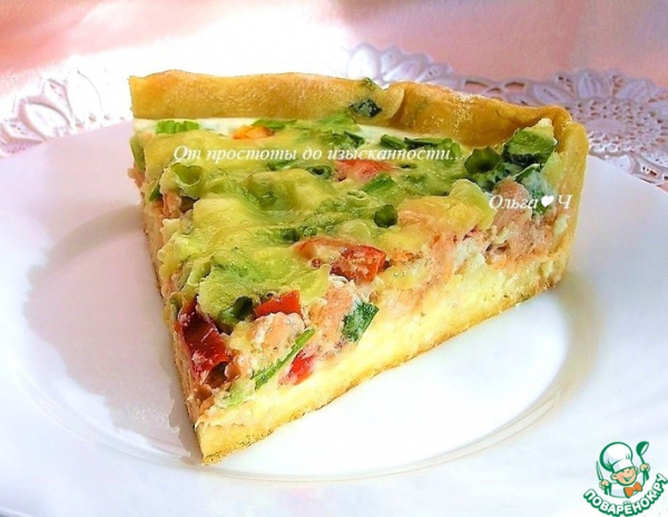 Пирог с лососем, зеленью и овощами