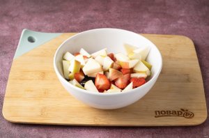 Фруктовый салат с клубникой и виноградом Фруктовый салат с клубникой и виноградом