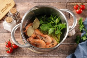 Салат "Цезарь" с креветками классический простой