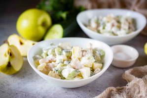 Салат с кальмаром, яблоком и огурцом Салат с кальмаром, яблоком и огурцом