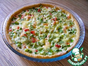 Пирог с лососем, зеленью и овощами