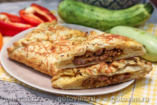 Слойки со свининой, кабачками и сыром Слойки со свининой, кабачками и сыром