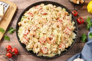 Салат "Цезарь" с креветками классический простой