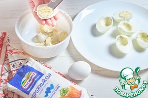 Фаршированные яйца с сыром