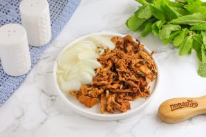 Пирог с лисичками на слоеном тесте Пирог с лисичками на слоеном тесте