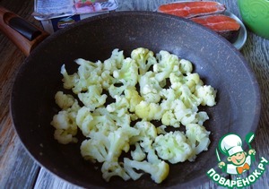 Форель с цветной капустой и шпинатом