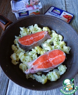 Форель с цветной капустой и шпинатом