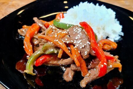 Говядина с овощами на сковороде по-азиатски