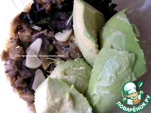 Грибной соус-дип с авокадо и базиликом