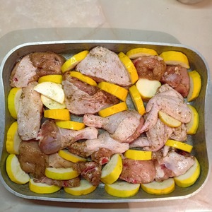 Курица с кабачками под чесночной корочкой