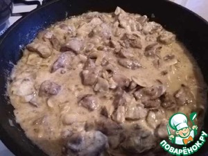 Куриная печень с грибами и сметаной Куриная печень с грибами и сметаной