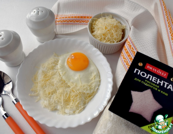 Полента на завтрак с сыром и яйцом