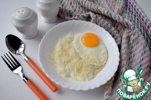 Полента на завтрак с сыром и яйцом