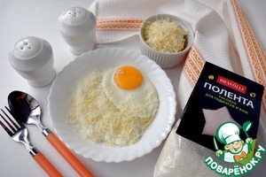Полента на завтрак с сыром и яйцом