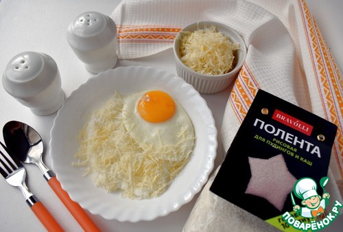 Полента на завтрак с сыром и яйцом