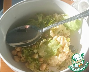Салат из цветной капусты и нута