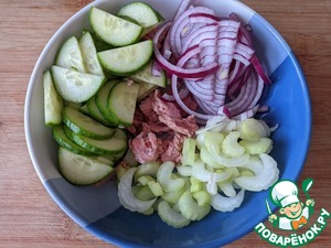 Салат из тунца с ржаными крошками Салат из тунца с ржаными крошками