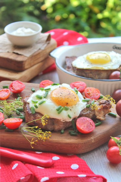 Стейк, замаринованный в майонезном #махеевъ маринаде, с яйцом Стейк, замаринованный в майонезном #махеевъ маринаде, с яйцом