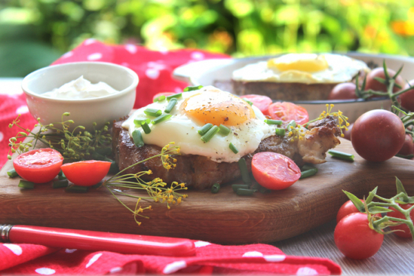 Стейк, замаринованный в майонезном #махеевъ маринаде, с яйцом Стейк, замаринованный в майонезном #махеевъ маринаде, с яйцом