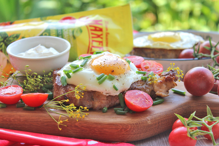 Стейк, замаринованный в майонезном #махеевъ маринаде, с яйцом Стейк, замаринованный в майонезном #махеевъ маринаде, с яйцом